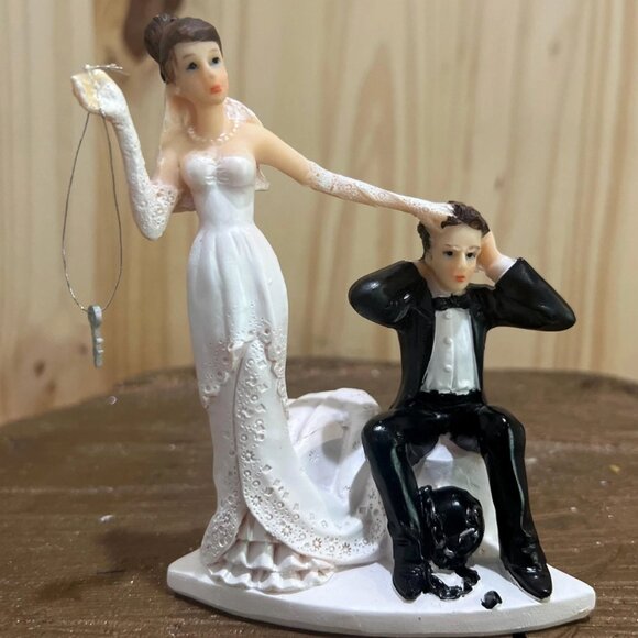 Poly Resin Wedding Cake Topper Funny Couple Figurine Decoration Gift - Picture 1 of 5
